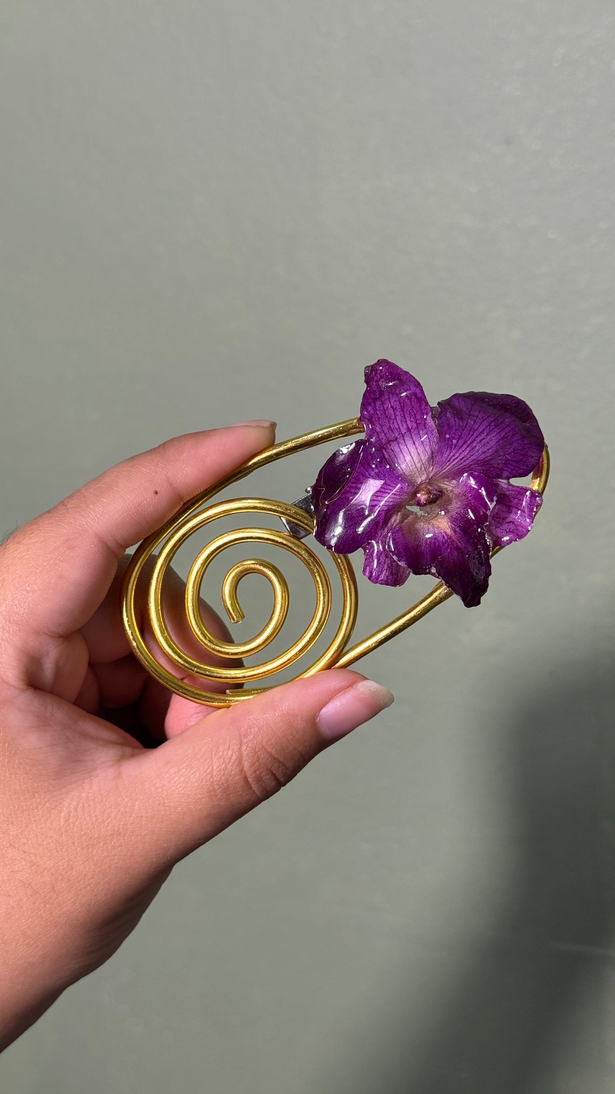 Wire gold clip